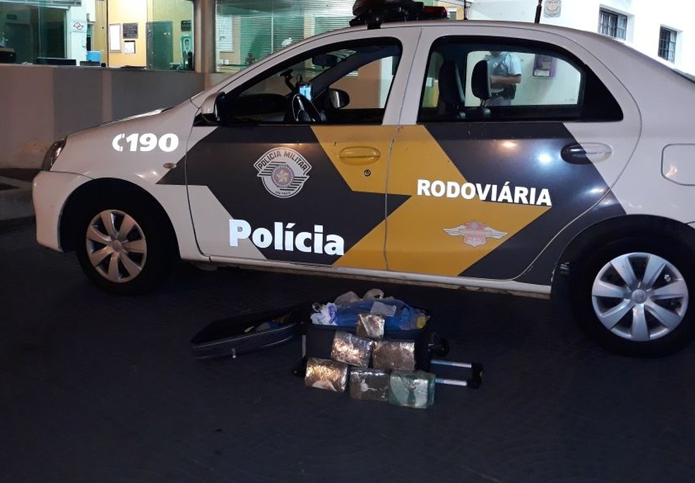 Droga estava no bagageiro externo do ônibus abordado em Presidente Epitácio (Foto: Polícia Militar/Cedida)