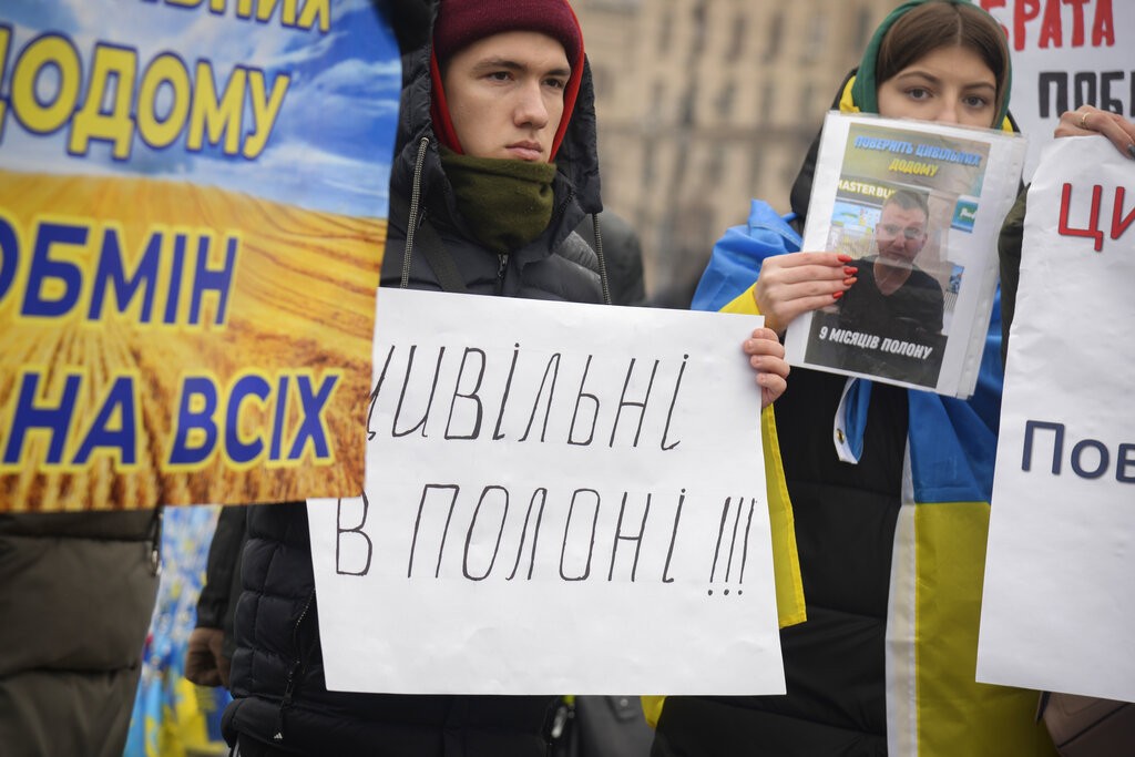 Nas regiões ocupadas pela Rússia, civis ucranianos são detidos sem motivo aparente