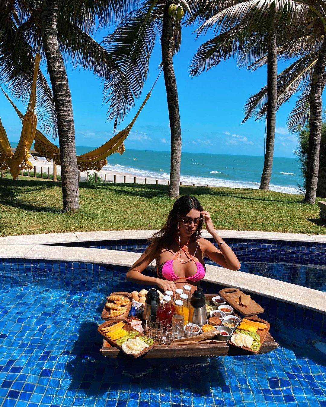 Thaila Ayala toma café da manhã em piscina  (Foto: Reprodução / Instagram)