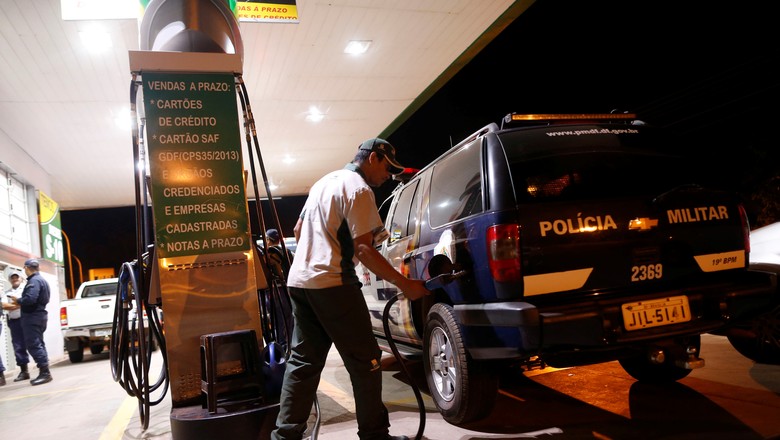 Veículo da polícia sendo abastecido  (Foto:  REUTERS/Adriano Machado)