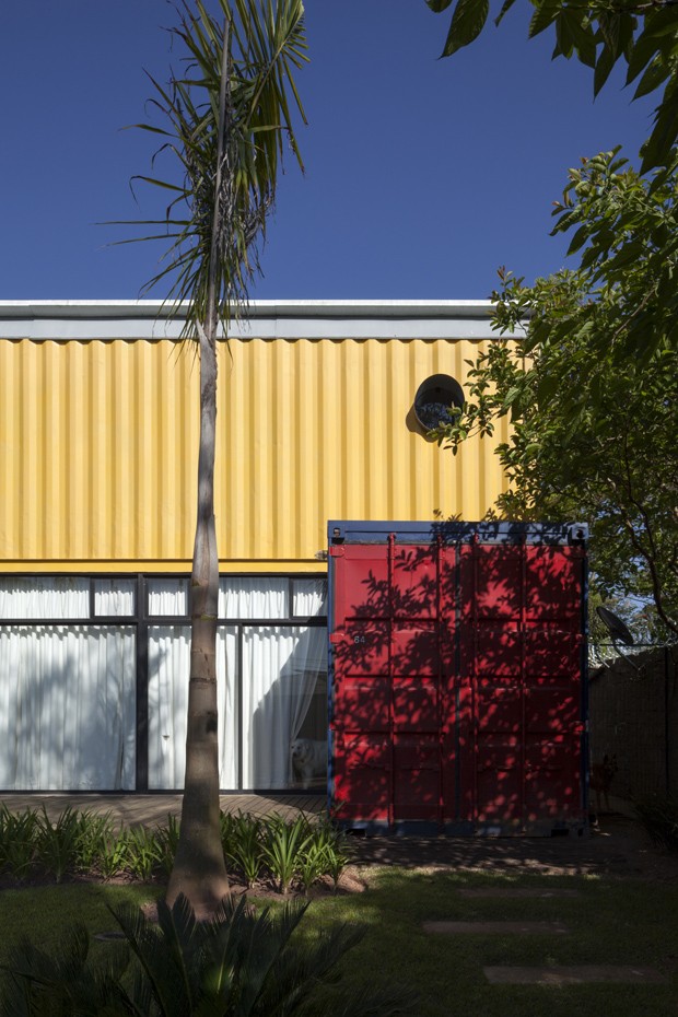 Casal vive há 6 anos em casa feita com containers (Foto: Plínio Dondon)