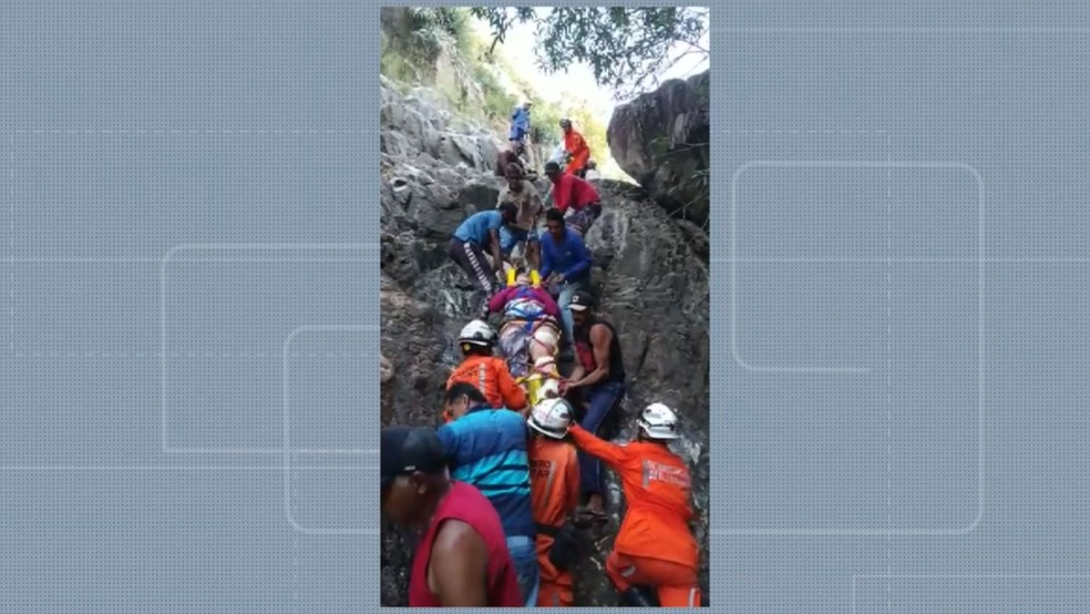 Uma mulher morre e outra fica ferida após serem atingidas por uma pedra no cânion do Rio São Francisco — Foto: TV Bahia