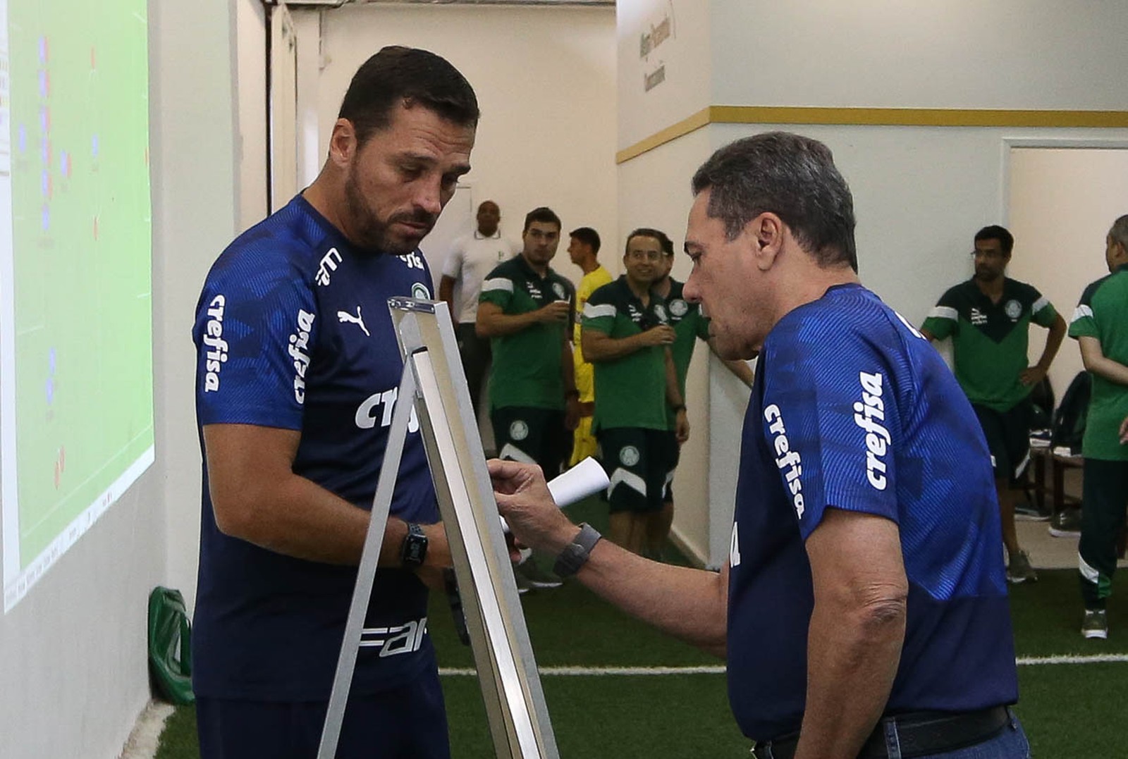 Ligações, vídeos na Europa e estudo: o trabalho da comissão do Palmeiras durante a pausa