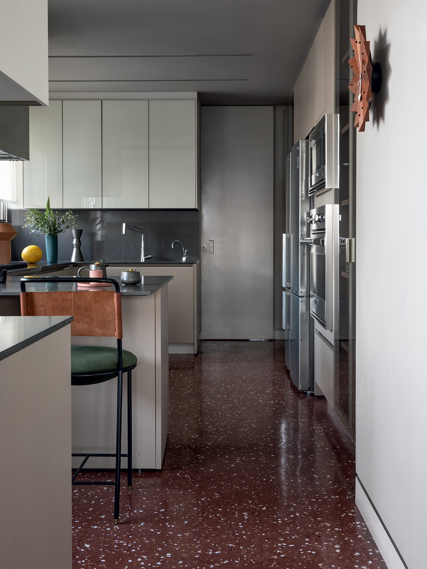 Apartamento de 330 m² tem tons sóbrios e muita textura (Foto: Ruy Teixeira)