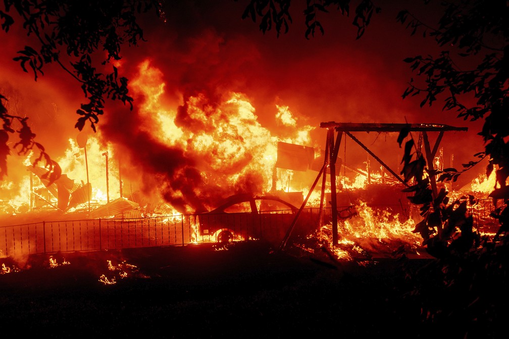 Fogo consome parte do condado de Butte, no norte da Califórnia, EUA. Região foi afetada por um grande incêndio em 2018 que devastou a cidade de Paradise e deixou 85 mortos — Foto: Noah Berger/AP