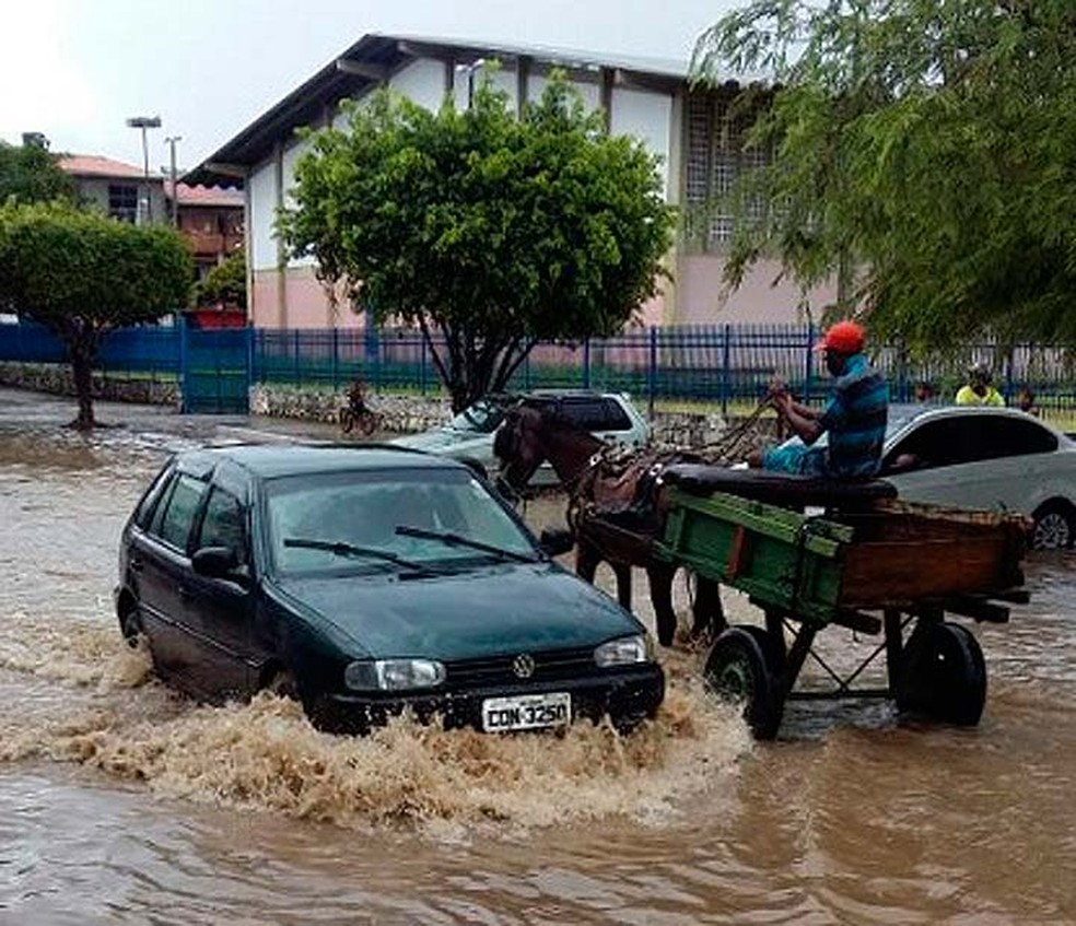 Ruas de Ipiaú ficaram alagadas após temporal atingir cidade na terça-feira (9) (Foto: Giro Ipiaú)