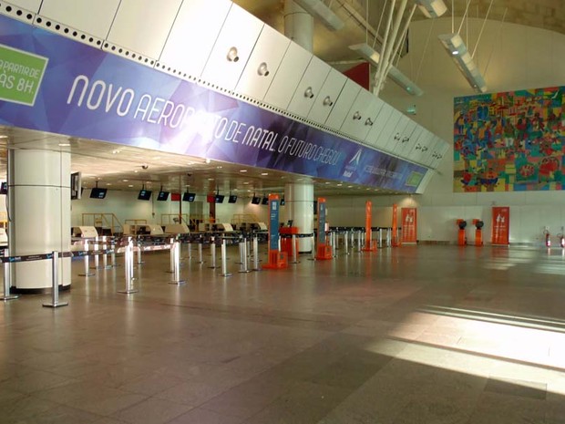 Saguão ficou vazio no último dia de funcionamento do aeroporto Augusto Severo (Foto: Fred Carvalho/G1)