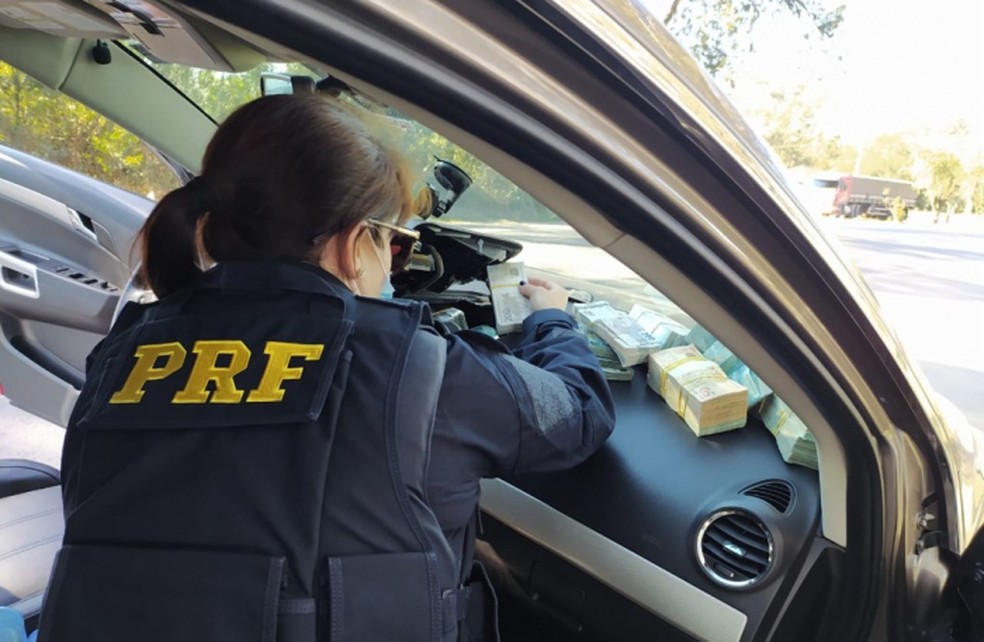 Mulher foi abordada no trecho da rodovia em Balsa Nova e encaminhada à Polícia Federal após ser flagrada com mais de R$ 500 mil — Foto: Divulgação/PRF