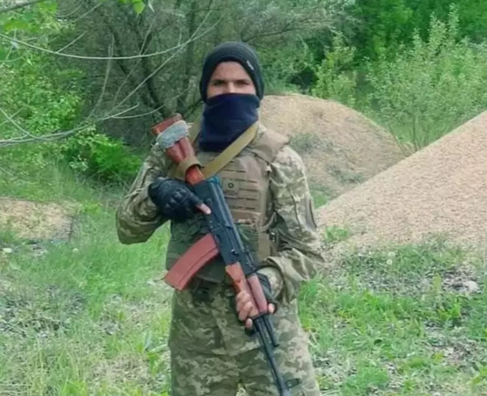 O amapaense Ezequiel Silva, hoje com 22 anos, saiu do Brasil para ir lutar pela Ucrânia pouco depois do começo da guerra. Ele participou da linha de frente em Kharhiv. Na farda militar, ele exibe as bandeiras ucraniana e brasileira. — Foto: Arquivo Pessoal