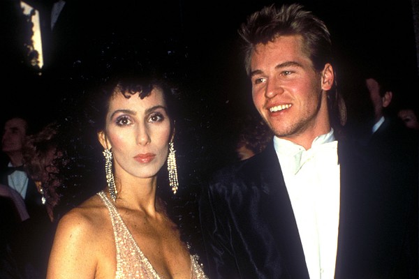 O astro do clássico dos anos 80 'Top Gun: Ases Indomáveis' Val Kilmer namorou naquela década com a deusa do pop, Cher, 14 primaveras mais velha. (Foto: Getty Images)