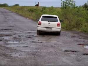 Furou o pneu num buraco na estrada não sinalizado? Saiba o que