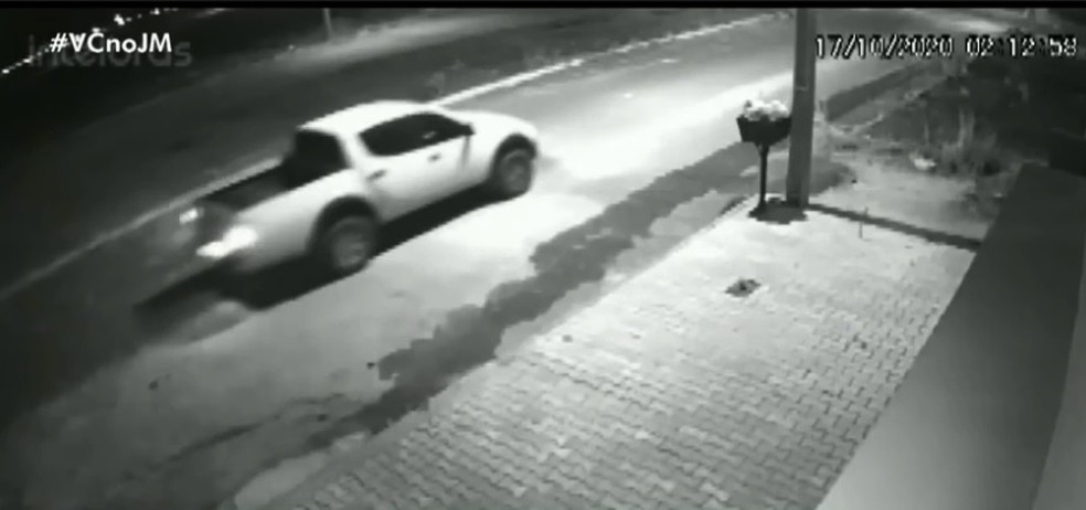 Câmeras de segurança registraram carro de secretário passando por rua, horas antes dele ser encontrado morto dentro do veículo — Foto: Reprodução/ TV Bahia