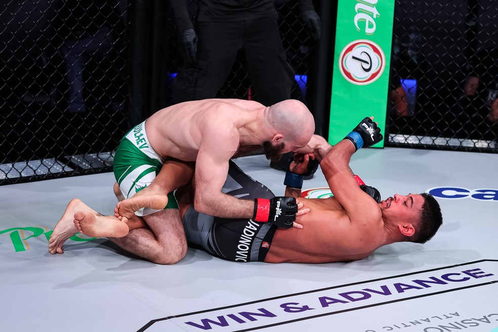 Movlid Khaybulaev dominou Lazar Stojadinovic no chão — Foto: Divulgação