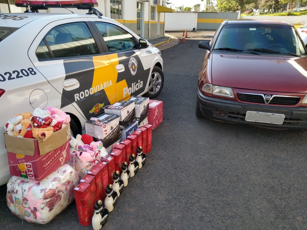 Polícia Rodoviária apreendeu bebidas alcoólicas e brinquedos sem nota fiscal — Foto: Polícia Rodoviária