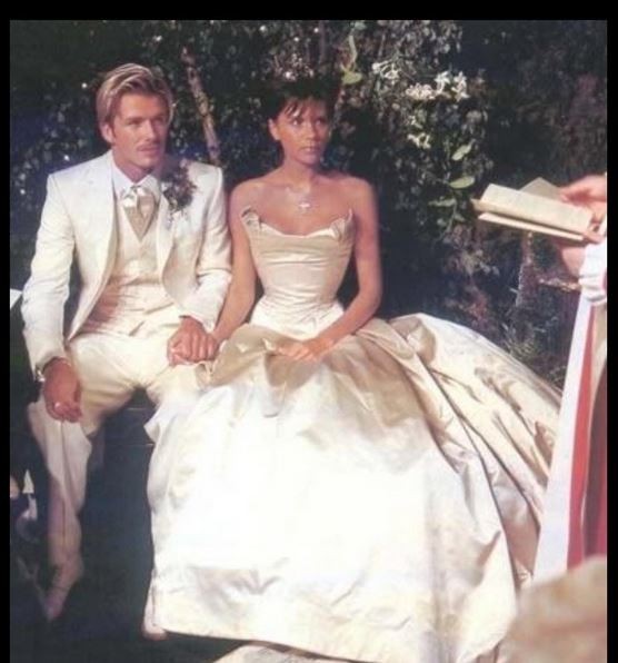 David e Victoria Beckham trocaram alianças em uma cerimônia milionária em 1999 (Foto: Reprodução)