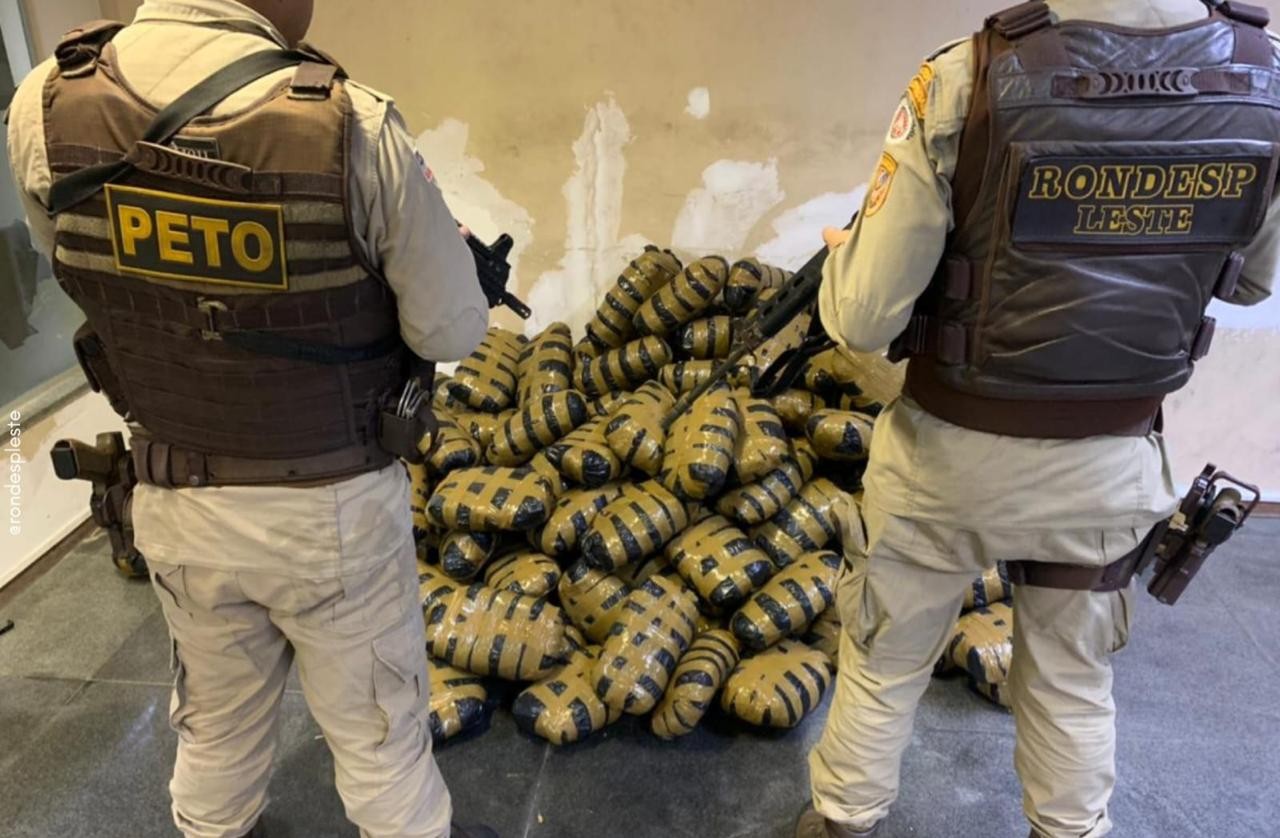 Ação da Polícia Militar apreende 150 kg de maconha em Feira de Santana, na BA; dois suspeitos de tráfico foram presos