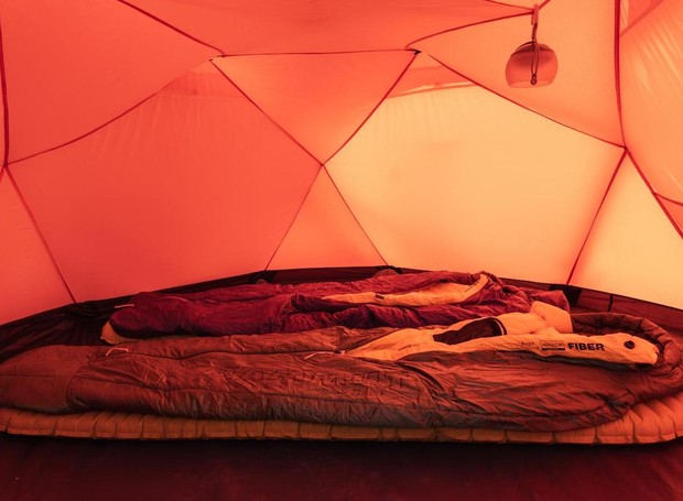 'The Cave XL' tem um generoso espaço de 5m² e acomoda de até pessoas com conforto (Foto: Benjamin Hardman / Reprodução)
