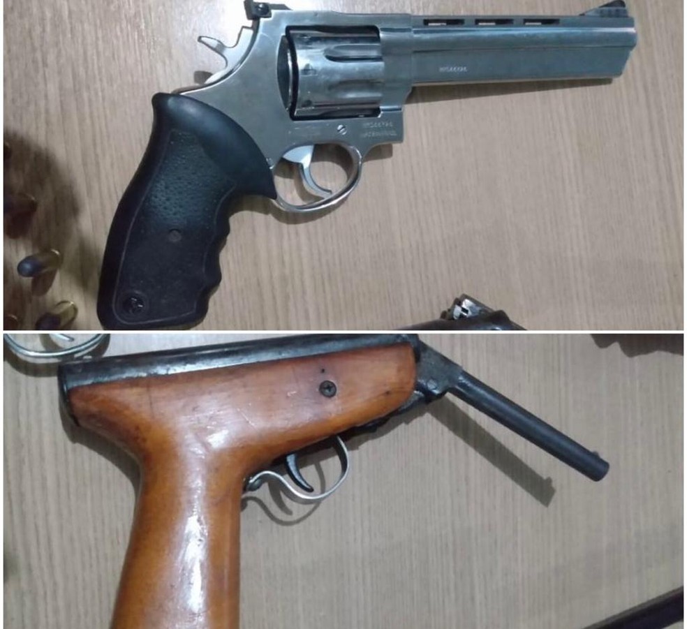Armas encontradas dentro de carro em Cacaulândia, RO — Foto: Reprodução
