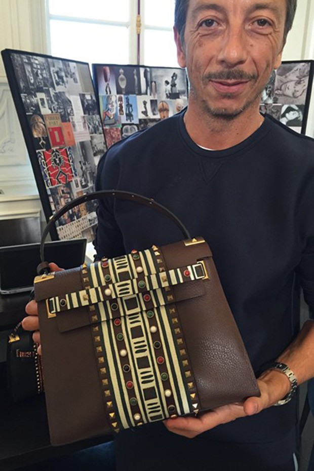PIERPAOLO WITH A LEATHER BAG FROM THE NEW COLLECTION (Foto: Suzy Menkes Instagram)