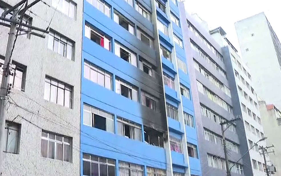 Homem pulou do segundo andar do edifÃ­cio apÃ³s apartamento pegar fogo (Foto: ReproduÃ§Ã£o/TV Globo)