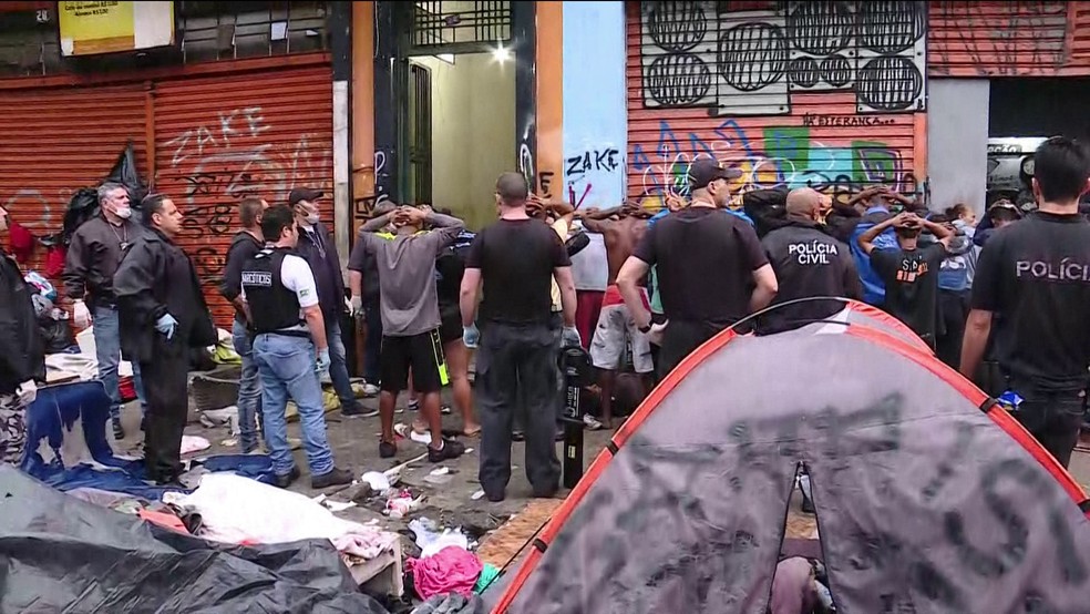 Operação da Polícia na Cracolândia faz prisões e revistas (Foto: reprodução/GloboNews)