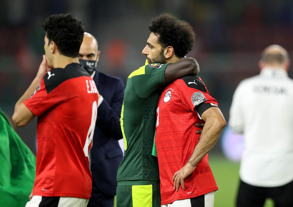 Sadio Man� abra�a o amigo Salah ap�s Senegal vencer o Egito na final da Copa Africana de Na��es � Foto: Mohamed Abd El Ghany/Reuters