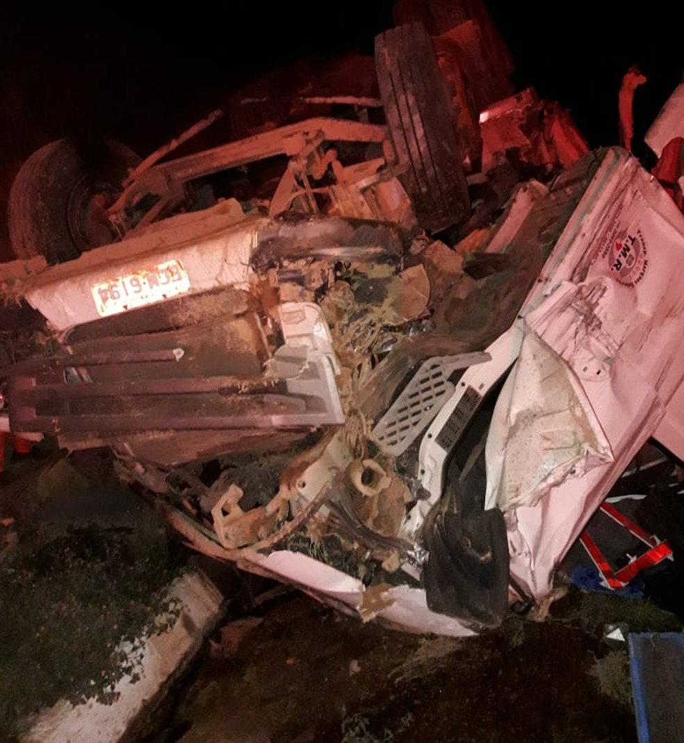 Condutor de carreta ficou preso às ferragens e morreu no local — Foto: Corpo de Bombeiros/Divulgação