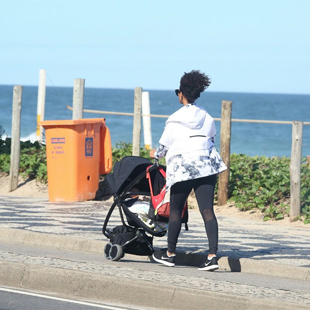 Sheron Menezzes passeia com seu filho (Foto: AgNews)