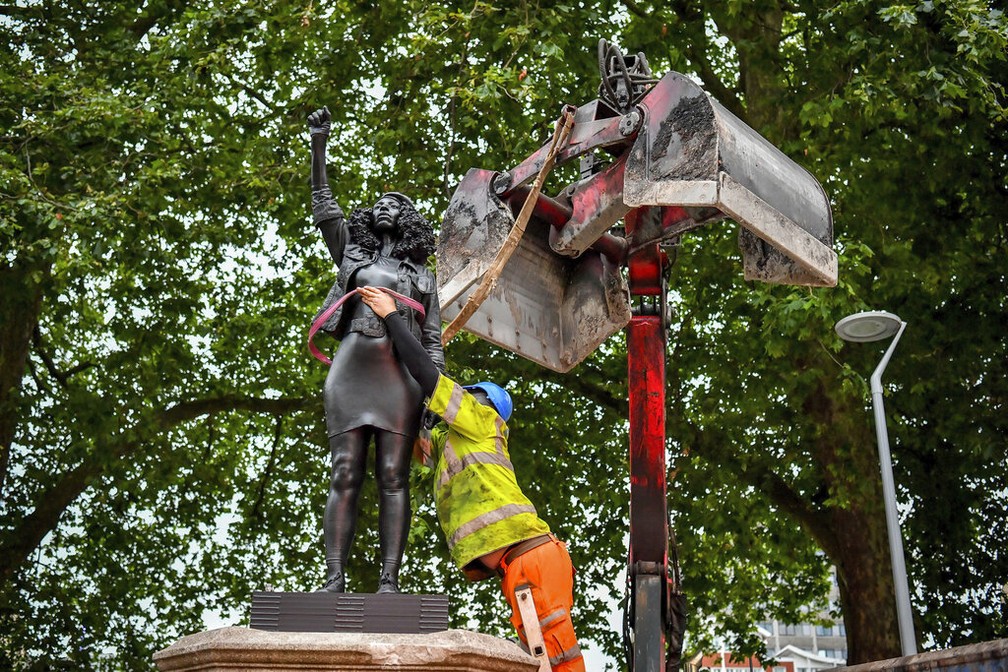 Estátua de Jen Reid é retirada do pedestal em Bristol, em 16 de julho de 2020 — Foto: Ben Birchall/AP
