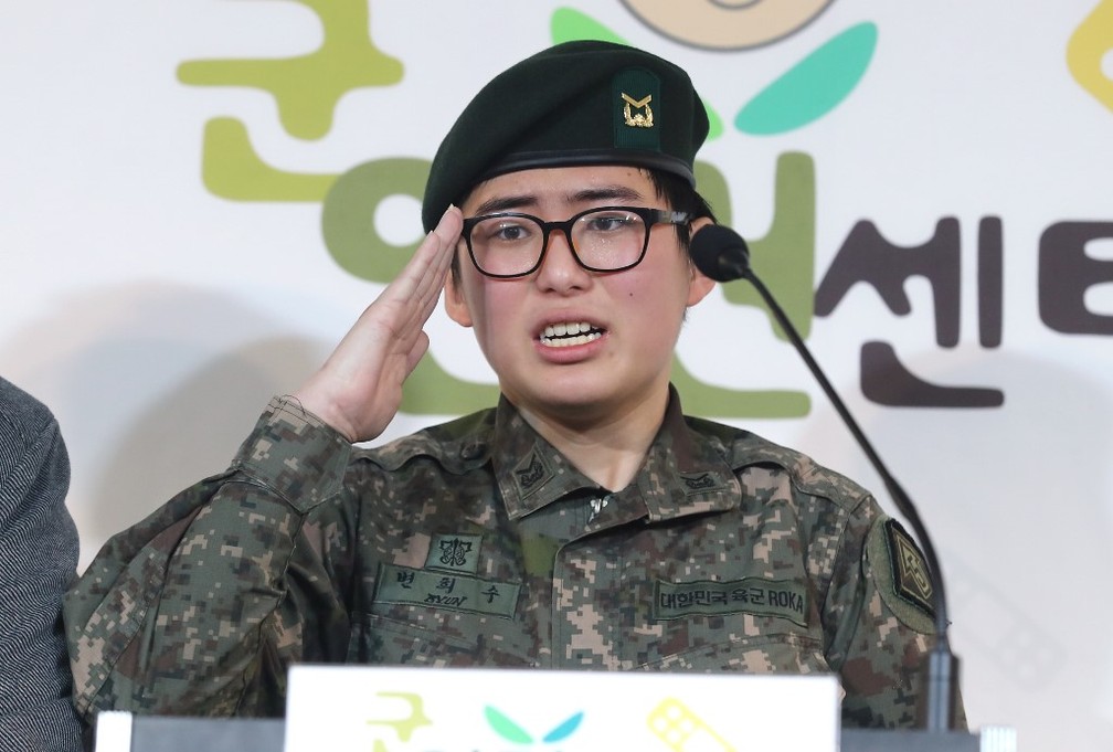 DF INFORMADO Exército sul coreano expulsa militar que passou por transição de gênero