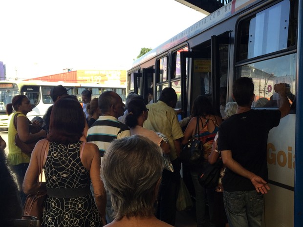 Demora dos ônibus é a principal queixa de usuários de Goiânia (Foto: Murillo Velasco/G1)