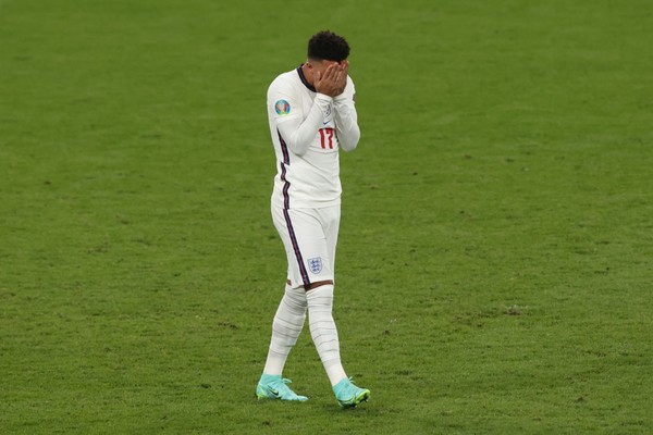 Jadon Sancho lamentando o pênalti perdido por ele na derrota da Inglaterra para a Itália na final da Eurocopa (Foto: Getty Images)