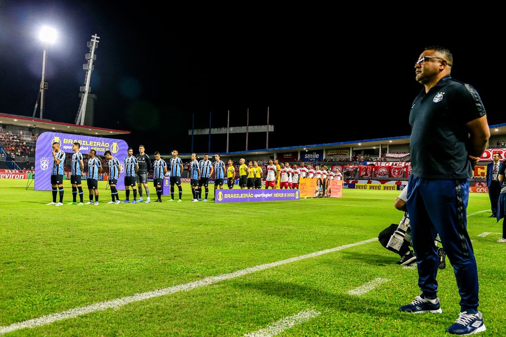 Em noite que nada deu certo, Grêmio desperdiça invencibilidade de 17 jogos com um a mais em campo