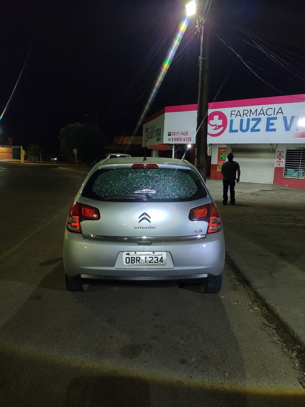 Tiro atingiu o para-brisa traseiro do carro do DJ em Sinop — Foto: Politec