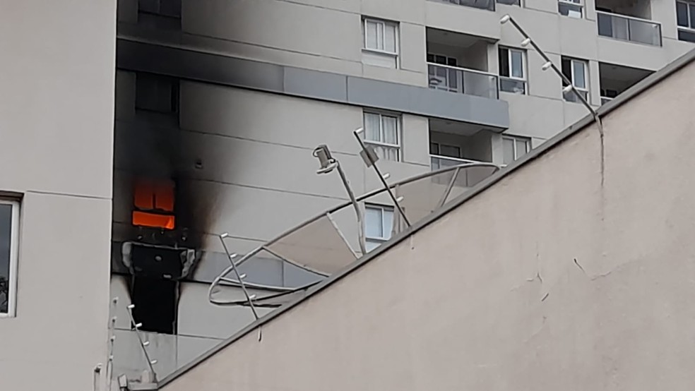 Prédio pega fogo no Centro de Campinas
