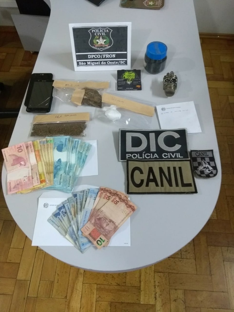 Dinheiro foi apreendido em operação em São Miguel do Oeste (Foto: Polícia Civil/Divulgação)
