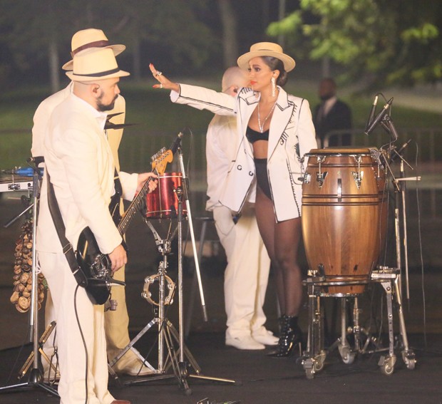 Anitta grava clipe no Rio de Janeiro (Foto: Gabriel Rangel e Rodrigo Adão / AgNews)
