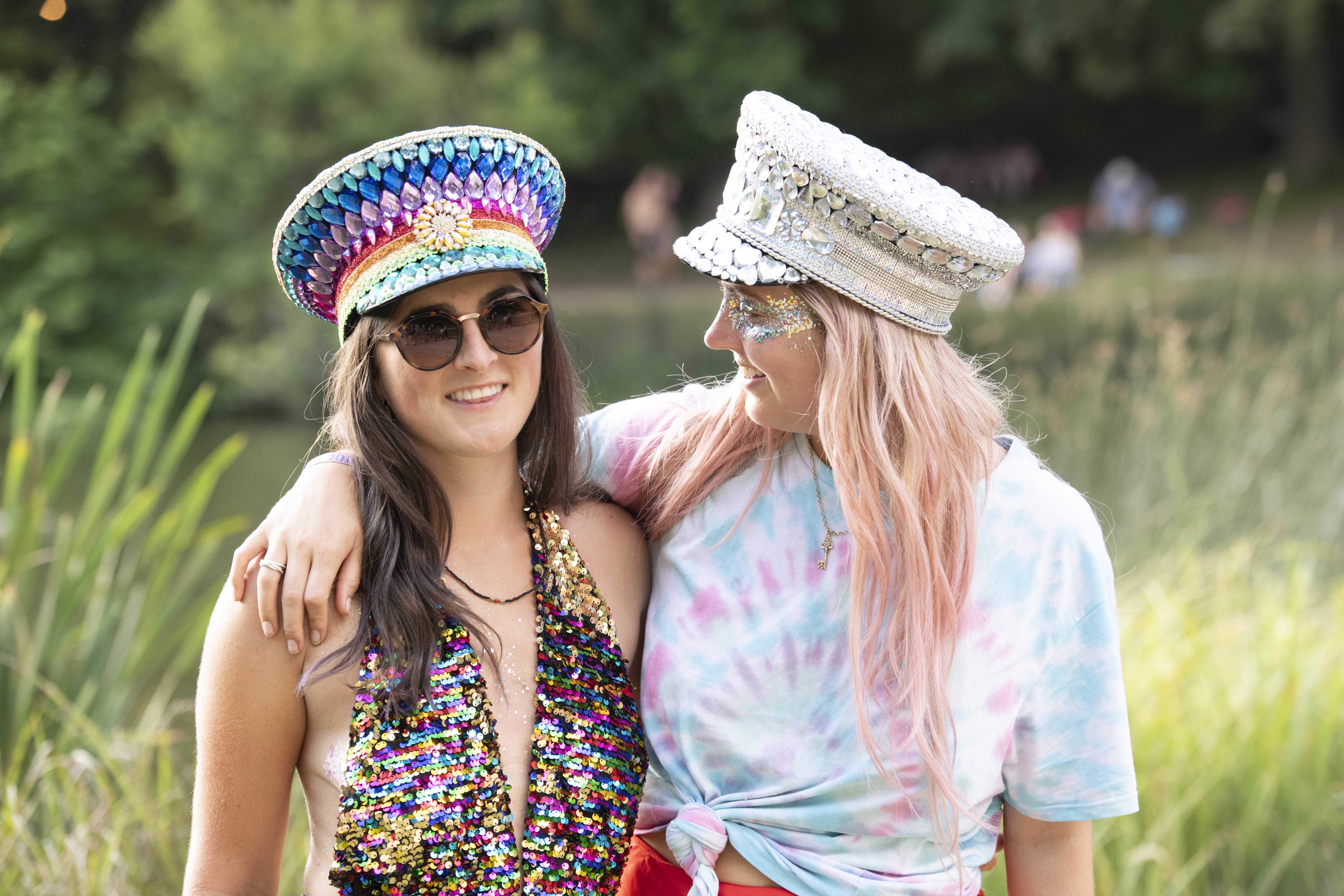 Tie-dye e brilhos são uma das inspirações para looks de festival  (Foto: Getty)