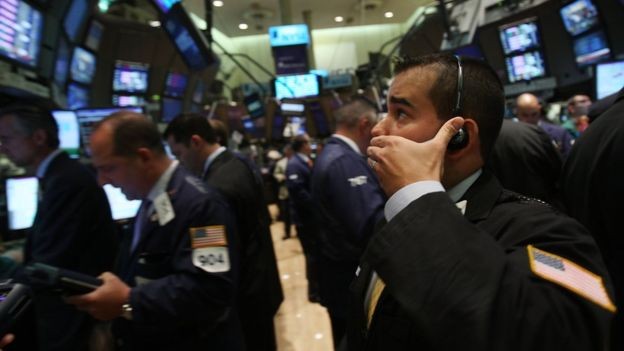 Bolsa de NY no dia em que o Lehman Brothers faliu, em 2008; diversas instituições financeiras acabaram sendo resgatadas com dinheiro público (Foto: GETTY IMAGES via BBC)