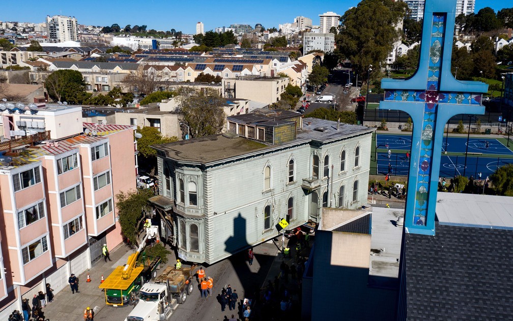 Casa de 139 anos é transportada para novo endereço em São Francisco (Foto: AP Photo/Noah Berger)