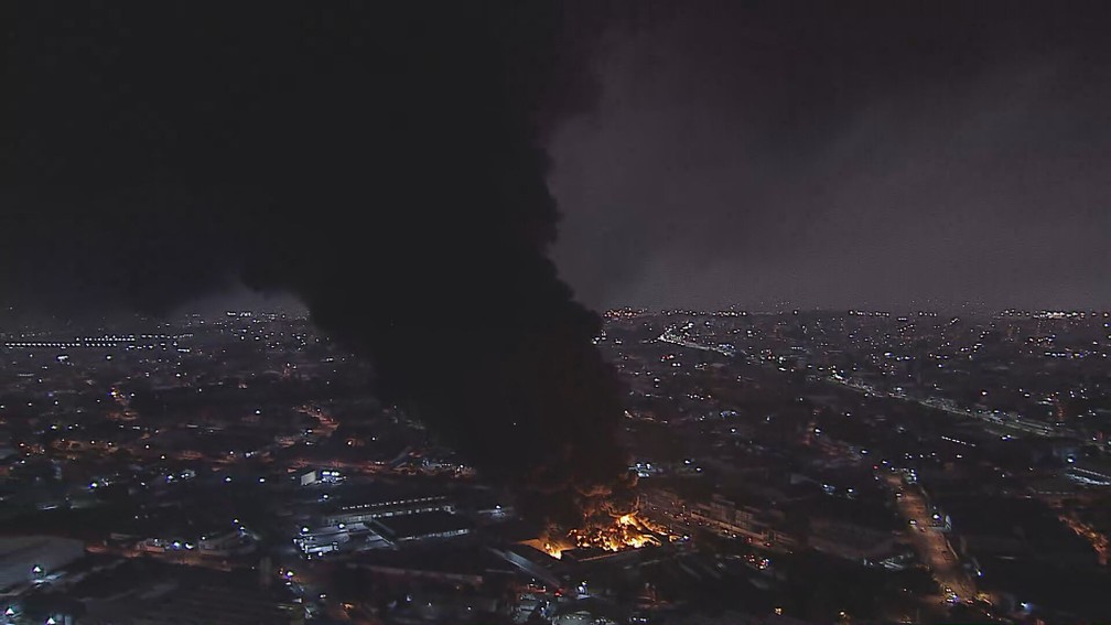 Fumaça de incêndio em galpão de reciclagem em Guarulhos, na Grande SP, na manhã desta segunda (20) — Foto: Reprodução/TV Globo