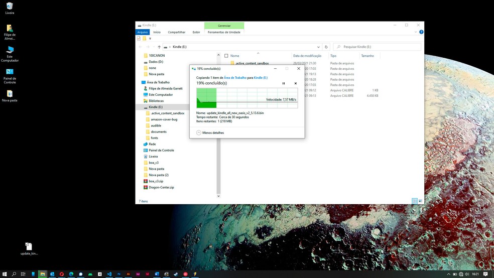 Copie o arquivo de atualização para o Kindle: lembre-se de não colocar a atualização dentro de nenhuma pasta — Foto: Reprodução/Filipe Garrett