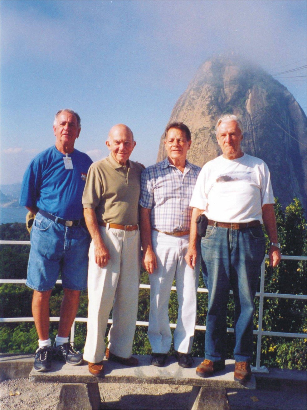Reprodução da foto dos intrépidos montanhistas anos depois — Foto: Acervo de Tadeusz Hollup/BBC