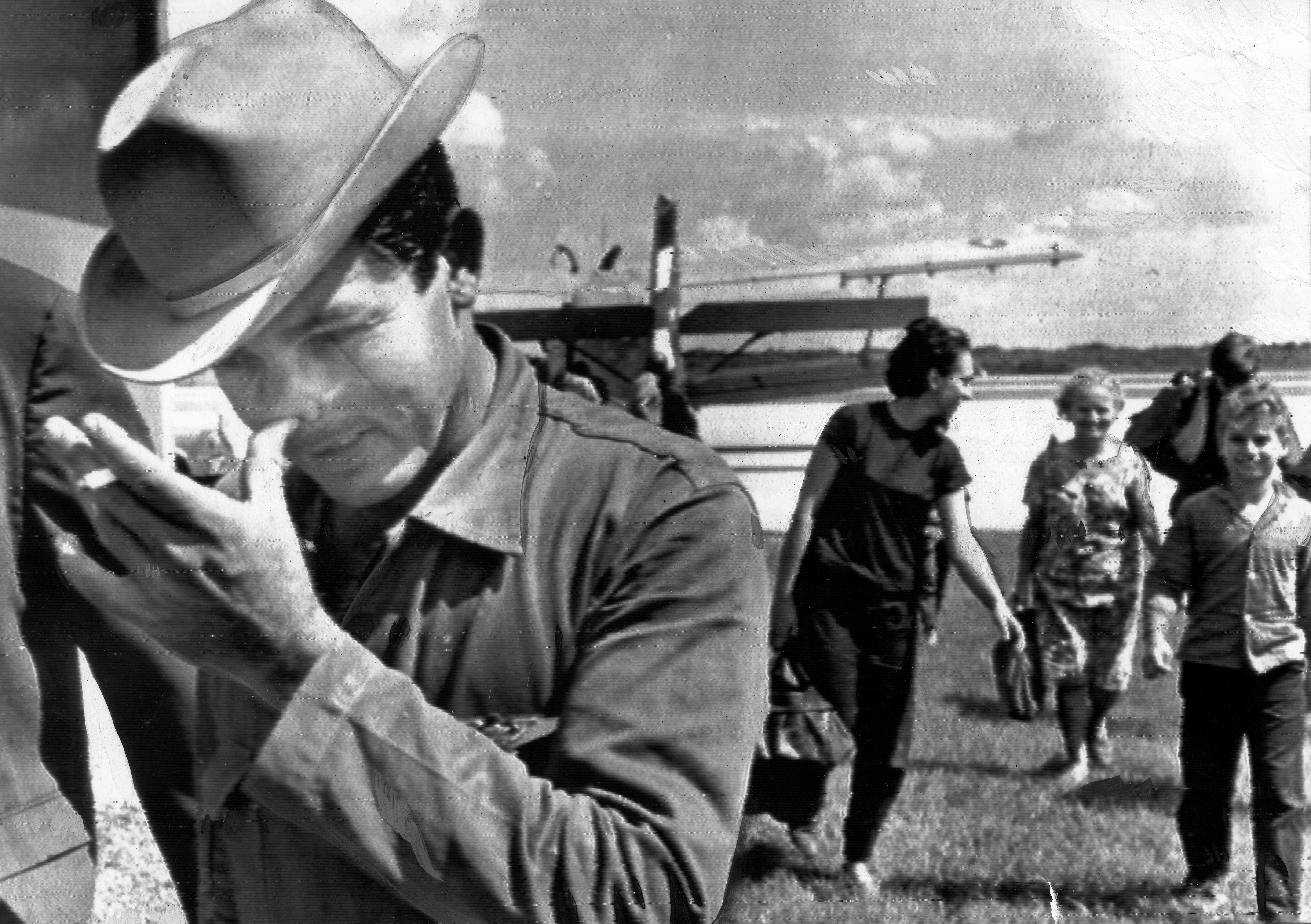 O piloto Angel com o avião roubado no fundo, após chegar aos EUA, em agosto de 1968