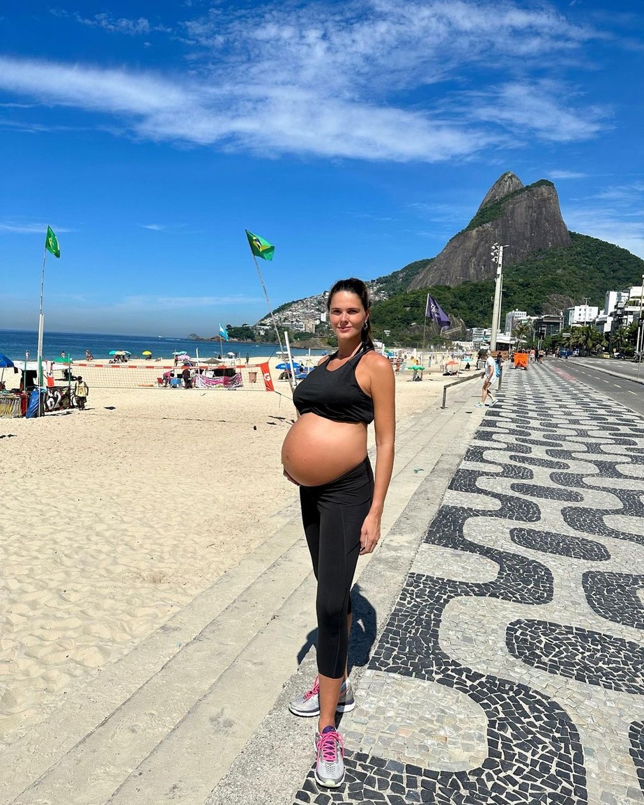 Na reta final da gravidez, Daniella Sarahyba posa exibindo barrigão em praia do RJ