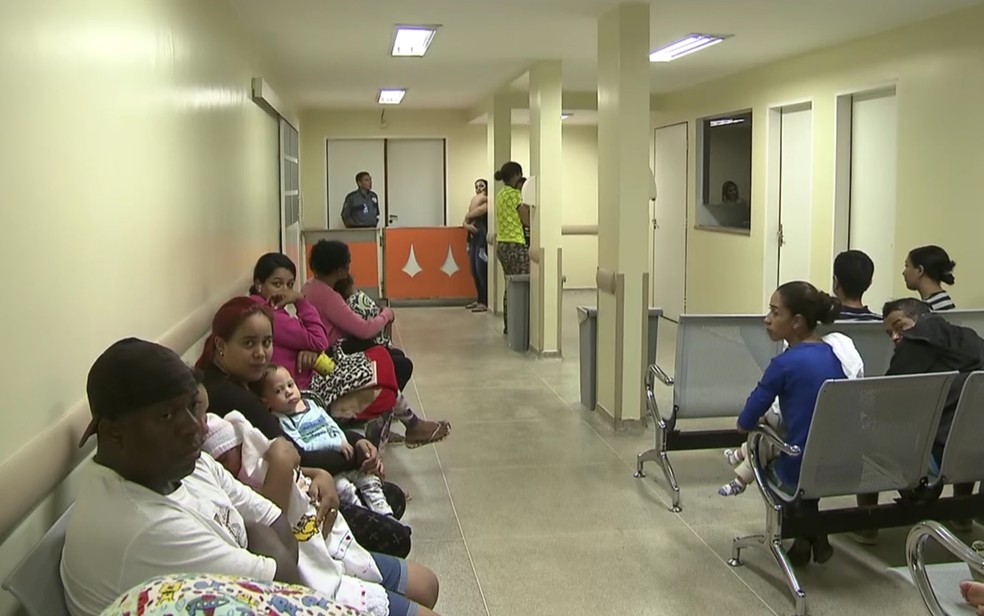 Pacientes esperam atendimento na unidade de pediatria do Hospital Regional do Gama (Foto: TV Globo/Reprodução)