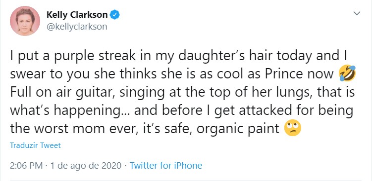 Kelly Clarkson disse no Twitter que pintou uma mecha de cabelo de sua filha de 6 anos (Foto: Reprodução / Twitter)