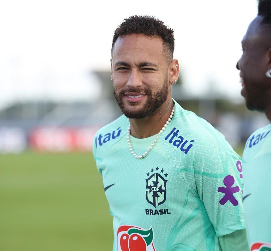 Neymar com colar de pérolas, durante treinamento da Seleção Brasileira em Le Havre, na França