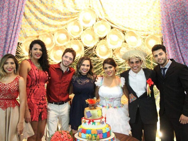 Casal já caracterizado de noivos matutos com alguns convidados do casamento (Foto: Amanda Sales/Arquivo Pessoal)
