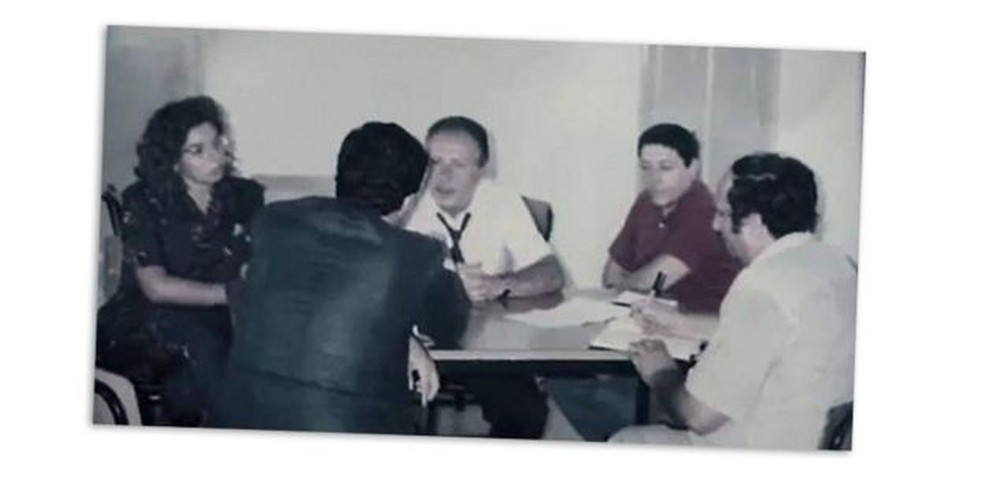 Juíza Alessandra Camassa, à esquerda, durante uma reunião com Paolo Borsellino e alguns policiais — Foto: Alessandra Camassa via BBC
